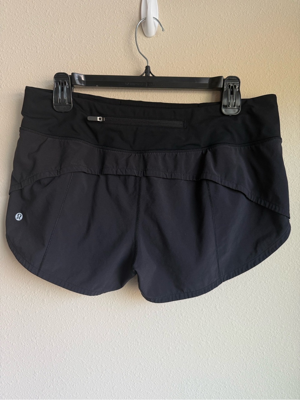 Lululemon Speed Up Low Rise 2.5” Lined Running Shorts Black SZ 8 Reg Zip Pocket - Picture 2 of 11